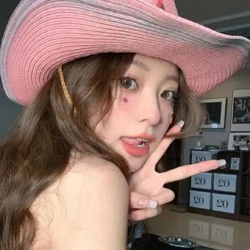 乐坛天后被曝深夜密会神秘女子，一个月街头画面流出